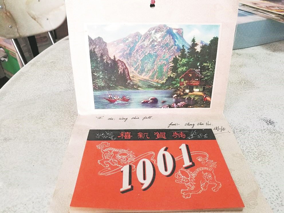 70年代的贺卡流行起风景照，有的贺卡还附有日历，令贺卡更具实用性。