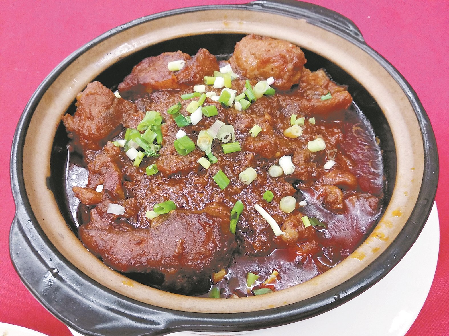 阿嬷传下来的客家猪脚食谱，与常见的黑醋姜口味不一样，也是林靖坚持传承的好味道。