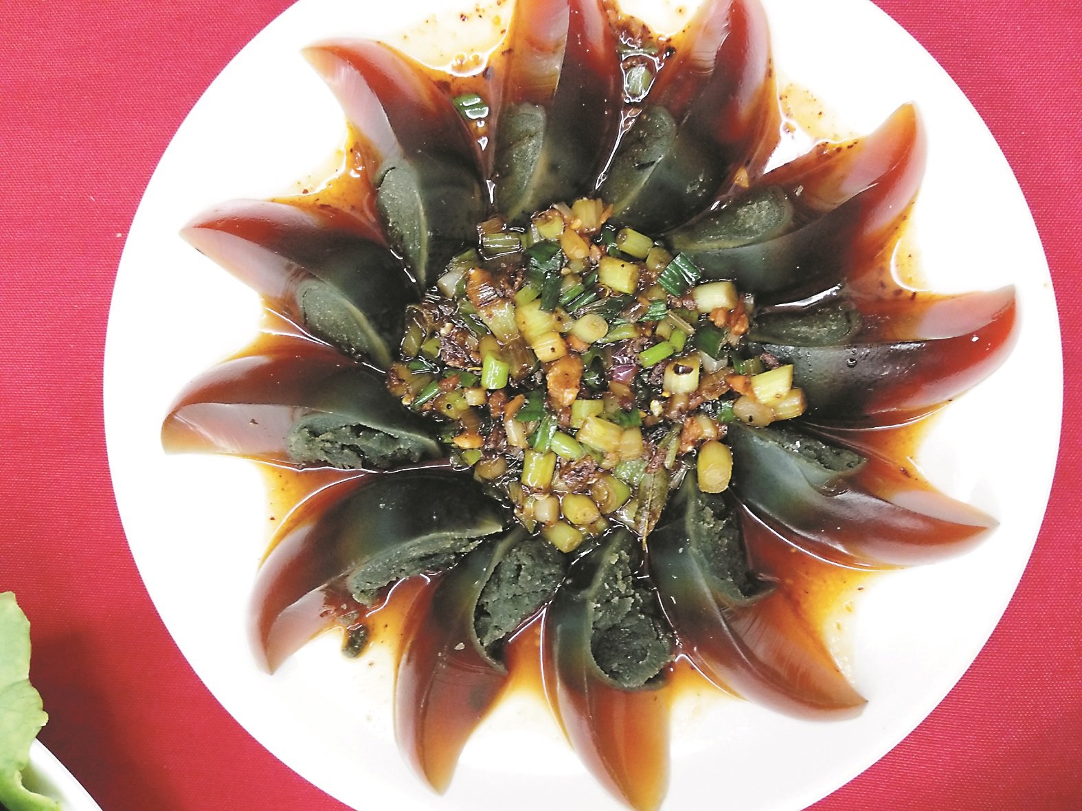 林靖爱吃又爱煮，常常在家研发新菜式，麻辣皮蛋也是该店特色菜肴之一。