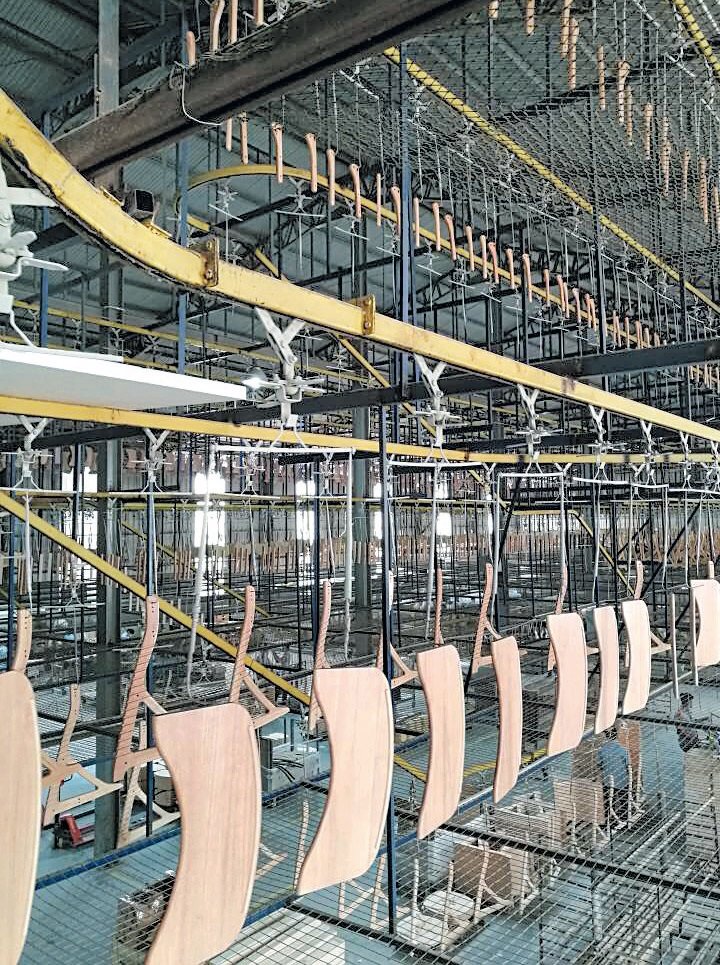 艺林机械有限公司生产的架空吊链输送系统，包含自动化静电式及半自动式涂装设备。