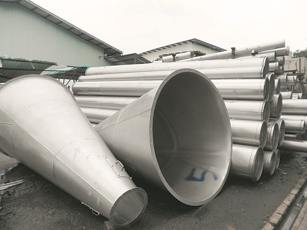 艺林机械有限公司推出的集尘设备系统，其中一项配件由白钢制成。