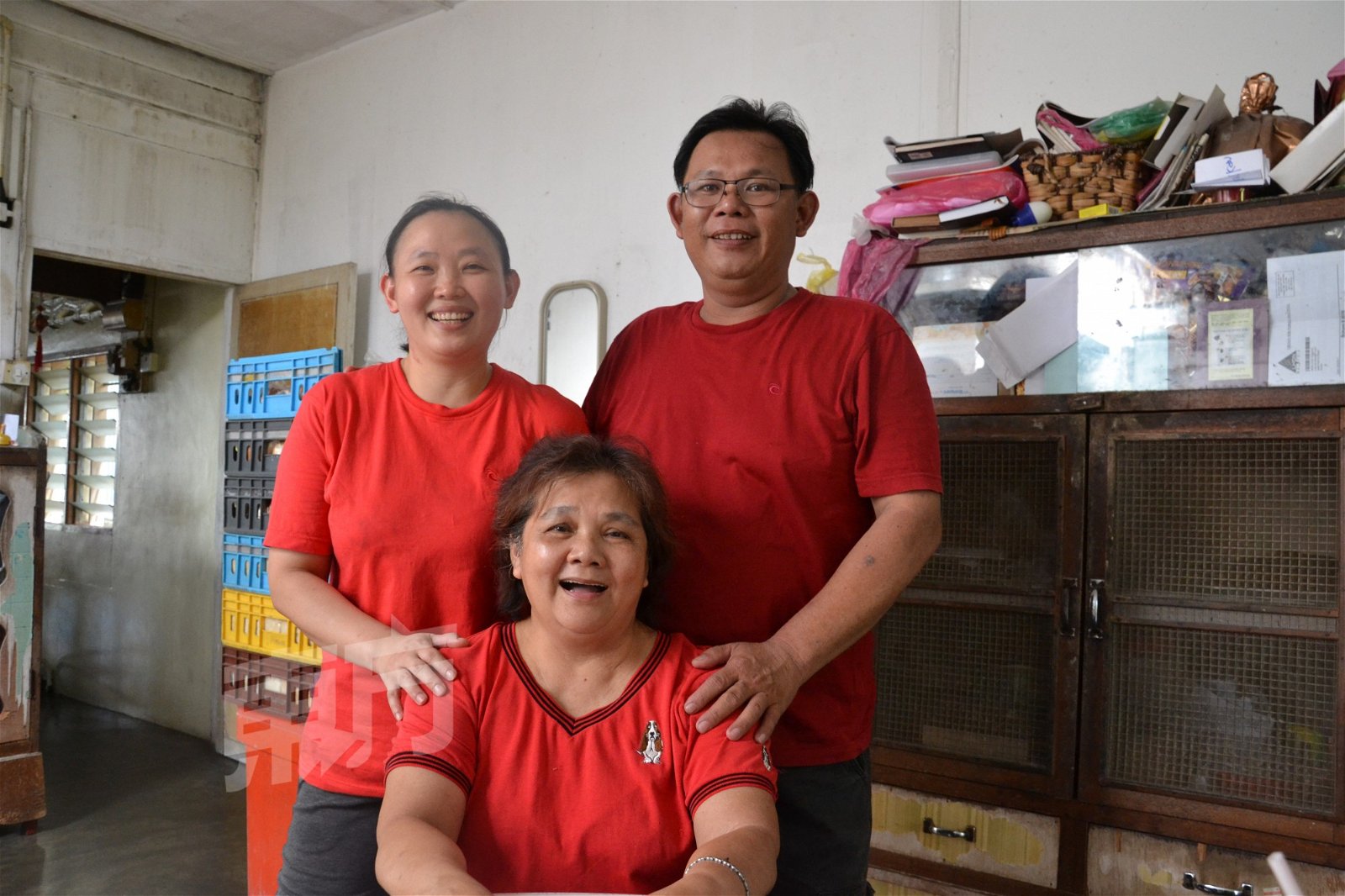 12年前，大儿子祝志铧（右）和媳妇林惠玲和选择从新加坡回流家乡班台，继承母亲连秀金的“肉干面包”生意。