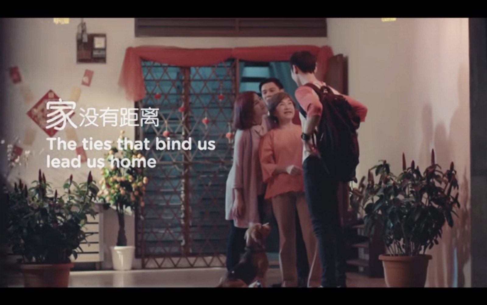 亚航今年推出主题为“家没有距离”的新年广告。
