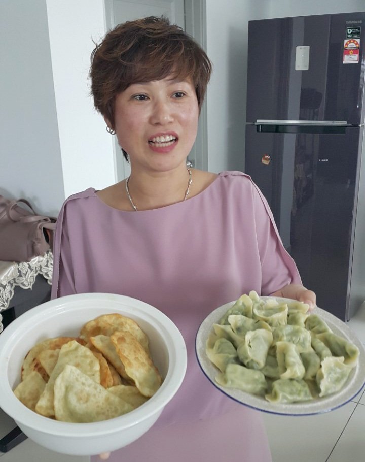 阿霞的家乡美食，左为韭菜盒子、右为水饺。