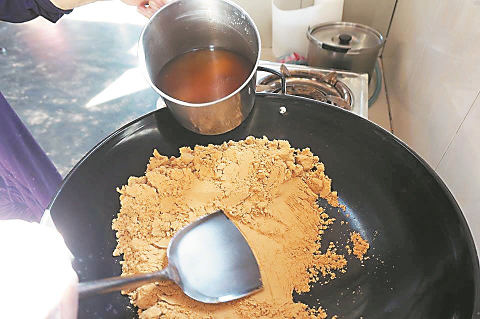 炒好面粉后，必须臣热加入猪油及葱头油，再拌炒均匀。