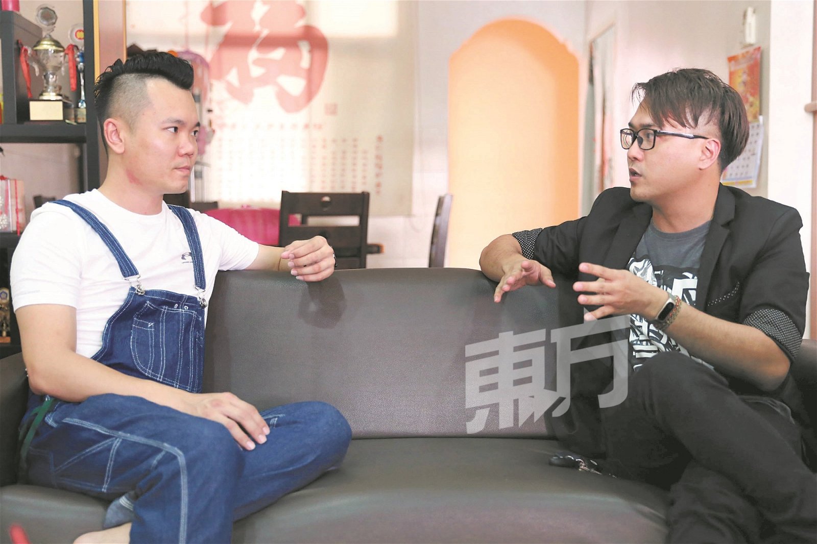 张淞瑆（左）反问涂艺兴（右）打算什么时候回来国人工作，后者透露本身暂时无法辞掉新加坡工作回来新山的原因。