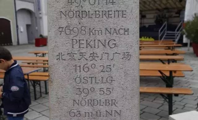在迪特福特的广场上有一块石碑，上面刻著几个字，标注了从迪特福特到北京的距离。