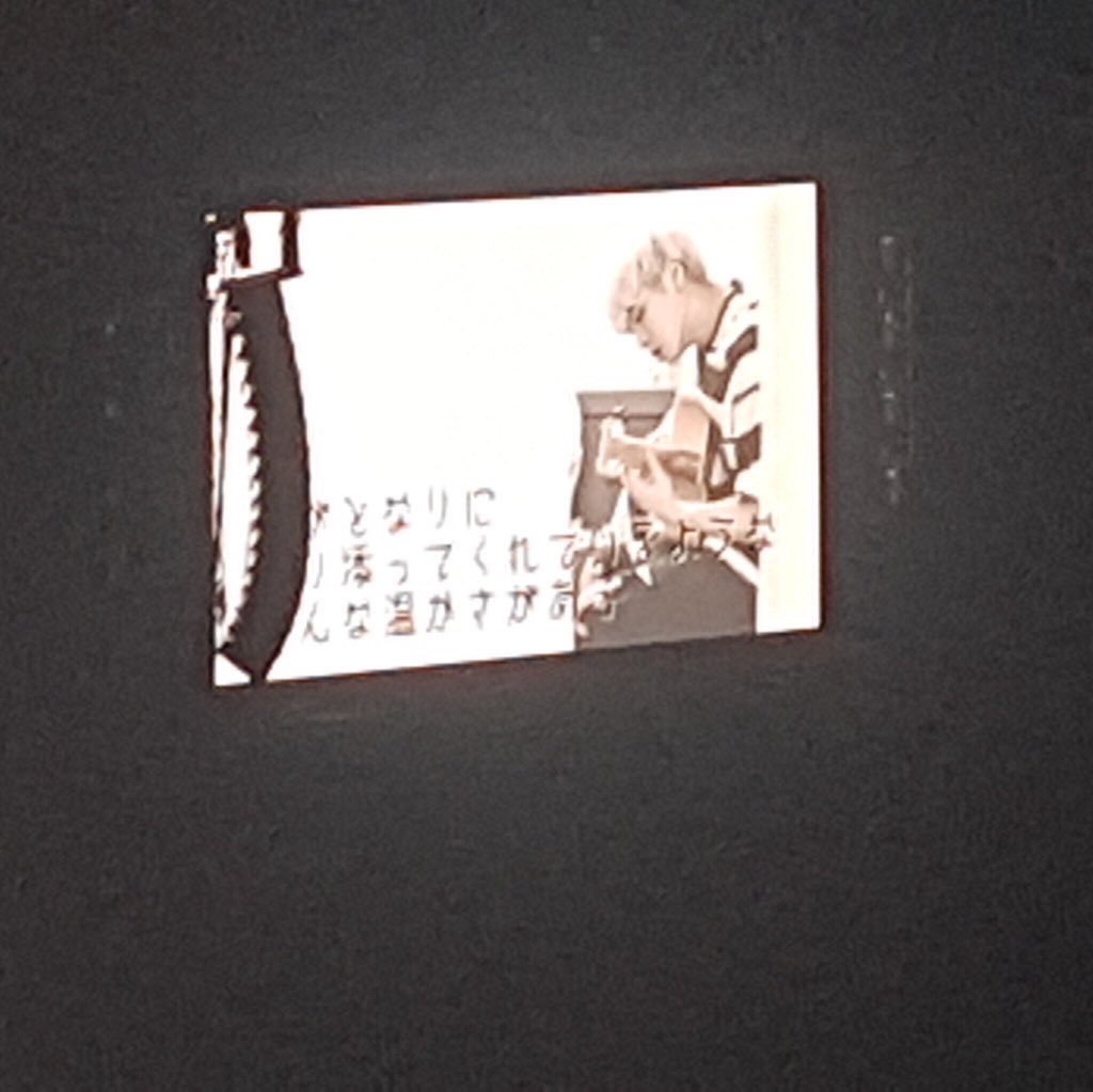 大阪演唱会播放锺铉的影像和歌曲。