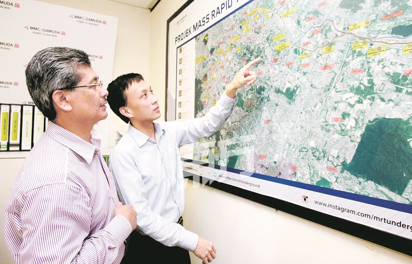 弗亚卡玛（左起）与吴浩伟，讨论第二捷运的地下隧道工程进度。（摄影：田咏逸）