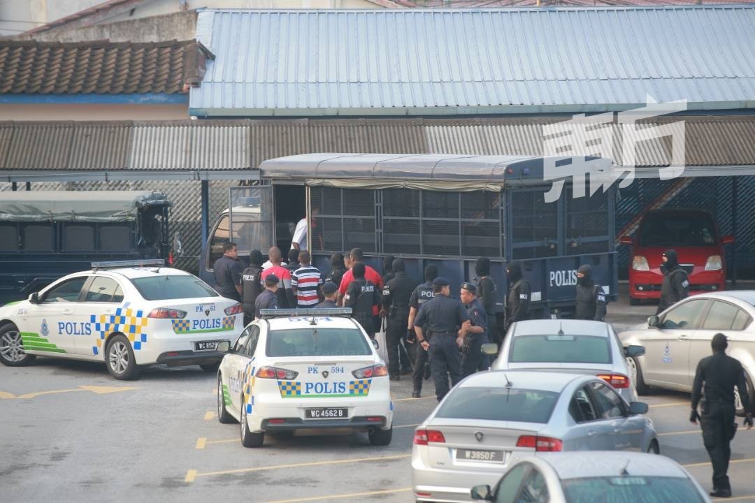 警方动员超过百名警员及特警荷枪实弹，护送36名“04党”有组织犯罪集团分子前往法庭。