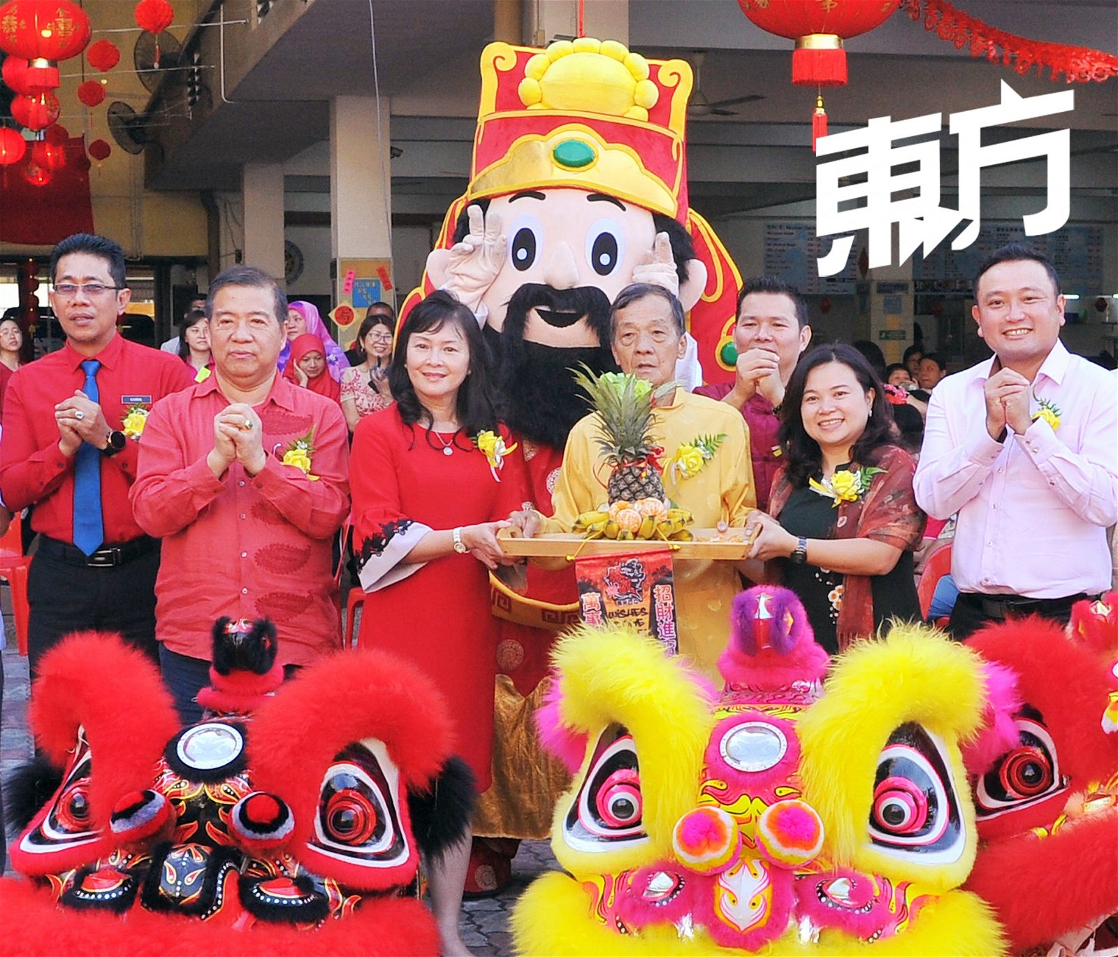 李碧华（左3起）、彭悦成与萧秀玲接过舞狮的贡品，左起为卡玛、林顺平与林鸿泰。 （摄影：邱继贤）