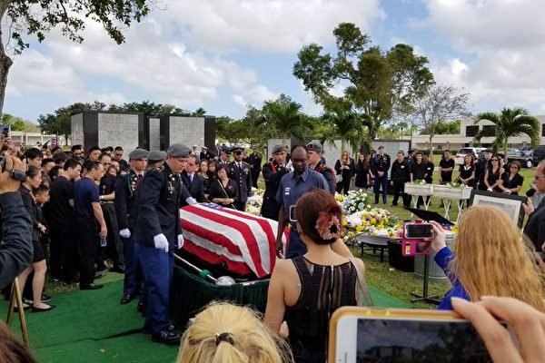 英勇牺牲的王孟杰，其葬礼以荣誉军礼进行，棺木覆盖美国国旗，6名预备役军人为他扶灵。