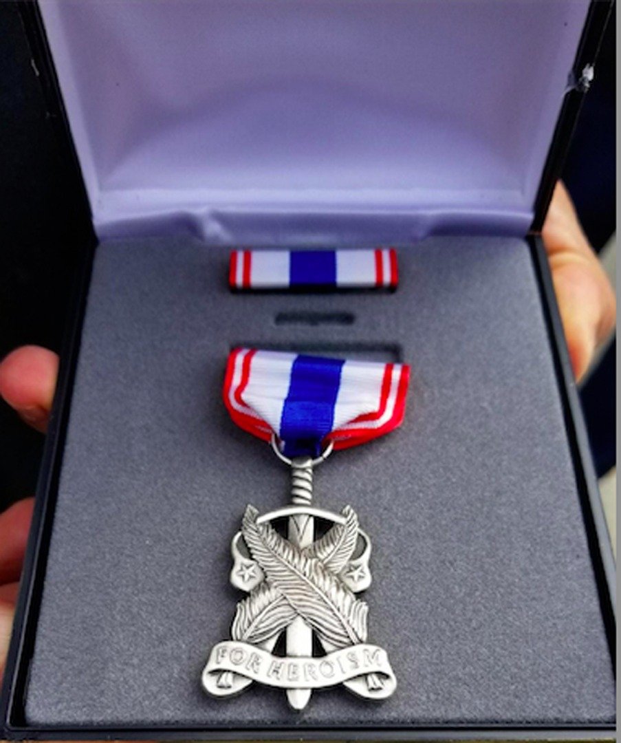 美国陆军向舍己救人的王孟杰授予预备军官训练团英雄勋章。