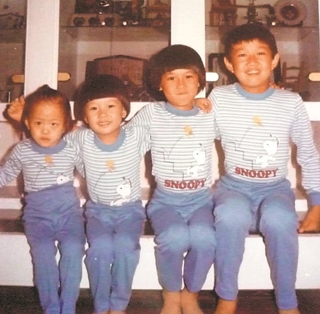 林家养女佩佩（左起）、小时候跟林志鑫、林志颖及林志杰合照。