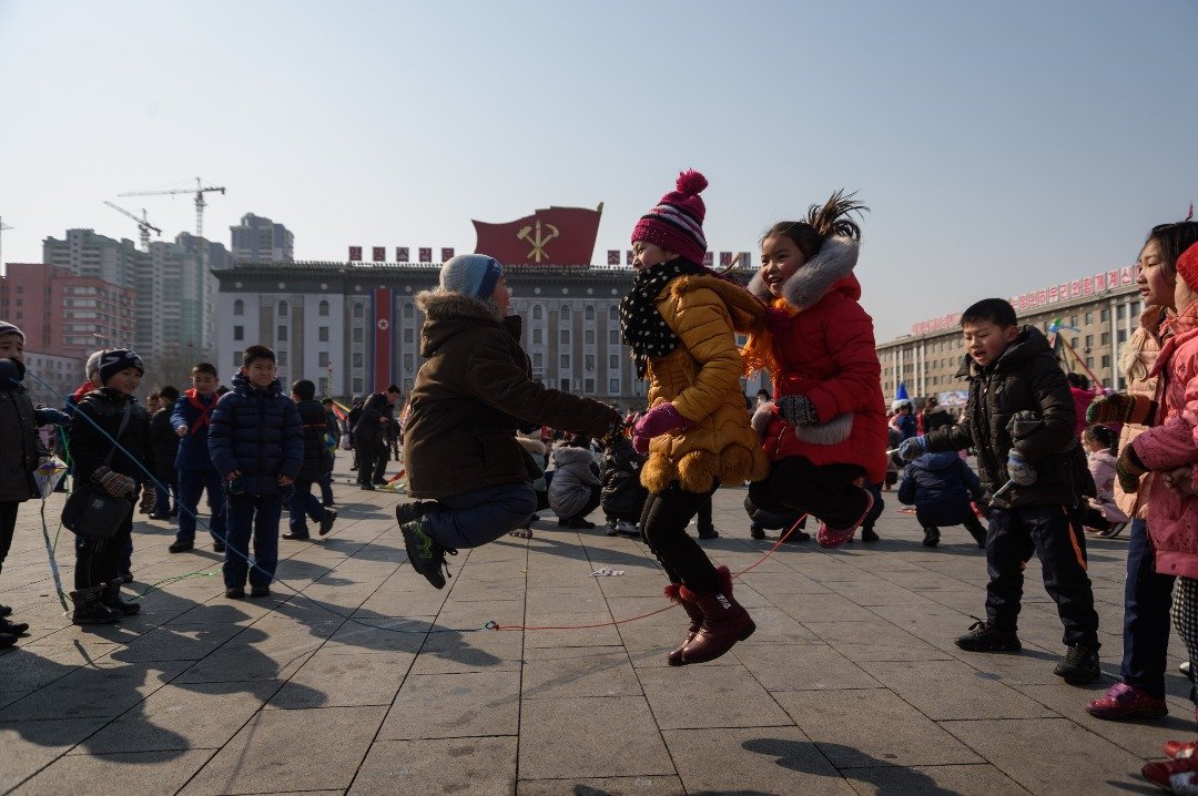 在朝鲜平壤的金日成广场，小孩子们开心地玩著跳绳子。朝鲜民族在过年期间，会与亲朋好友玩跳跳板、踢毽子、放风筝、打陀螺等游戏，借此增进感情。