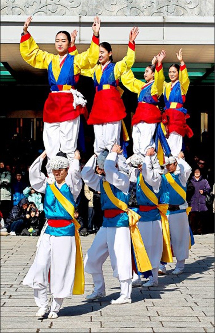 过年期间，首尔昔日的朝鲜王朝宫殿常会提供特别节目。图为设在景福宫内的国立民俗博物馆之表演活动。