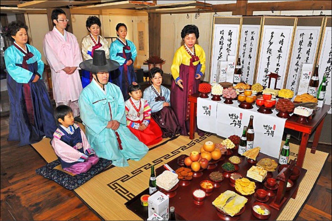 韩国家庭开春一般最先祭拜祖先，供桌上按严谨的传统规定，摆放各式供品，供桌周围会架设屏风。