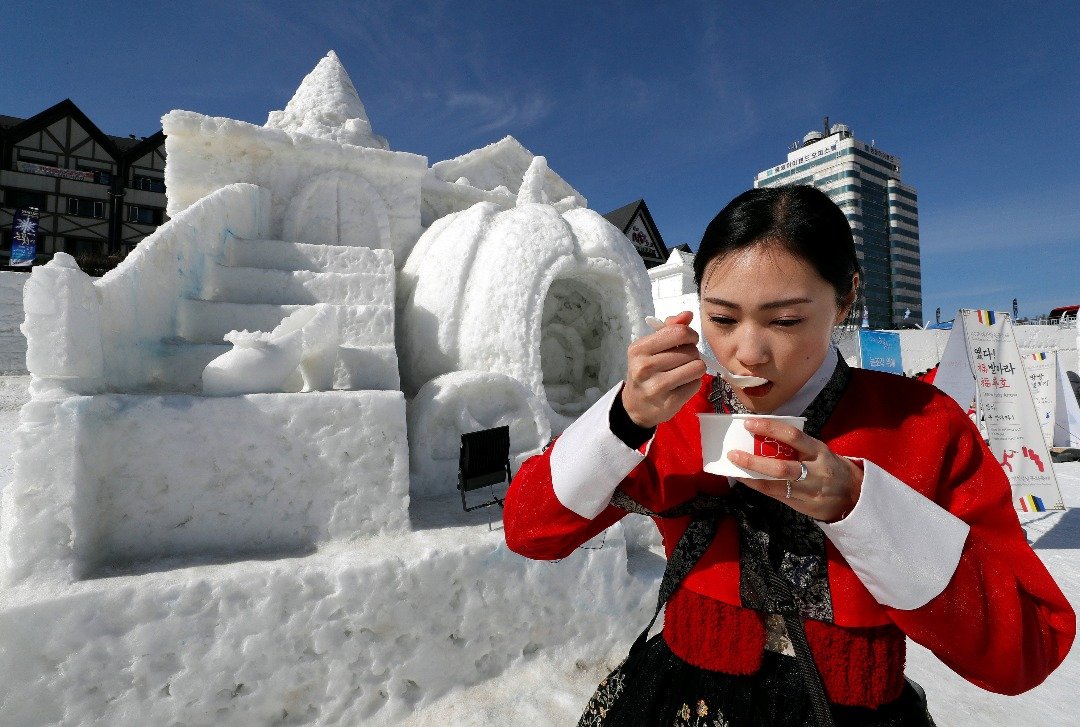 朝鲜半岛人民最重要的过年食品是年糕，年糕汤更是不可缺少的食品。图为一名身穿传统韩服的女子在吃著年糕汤。