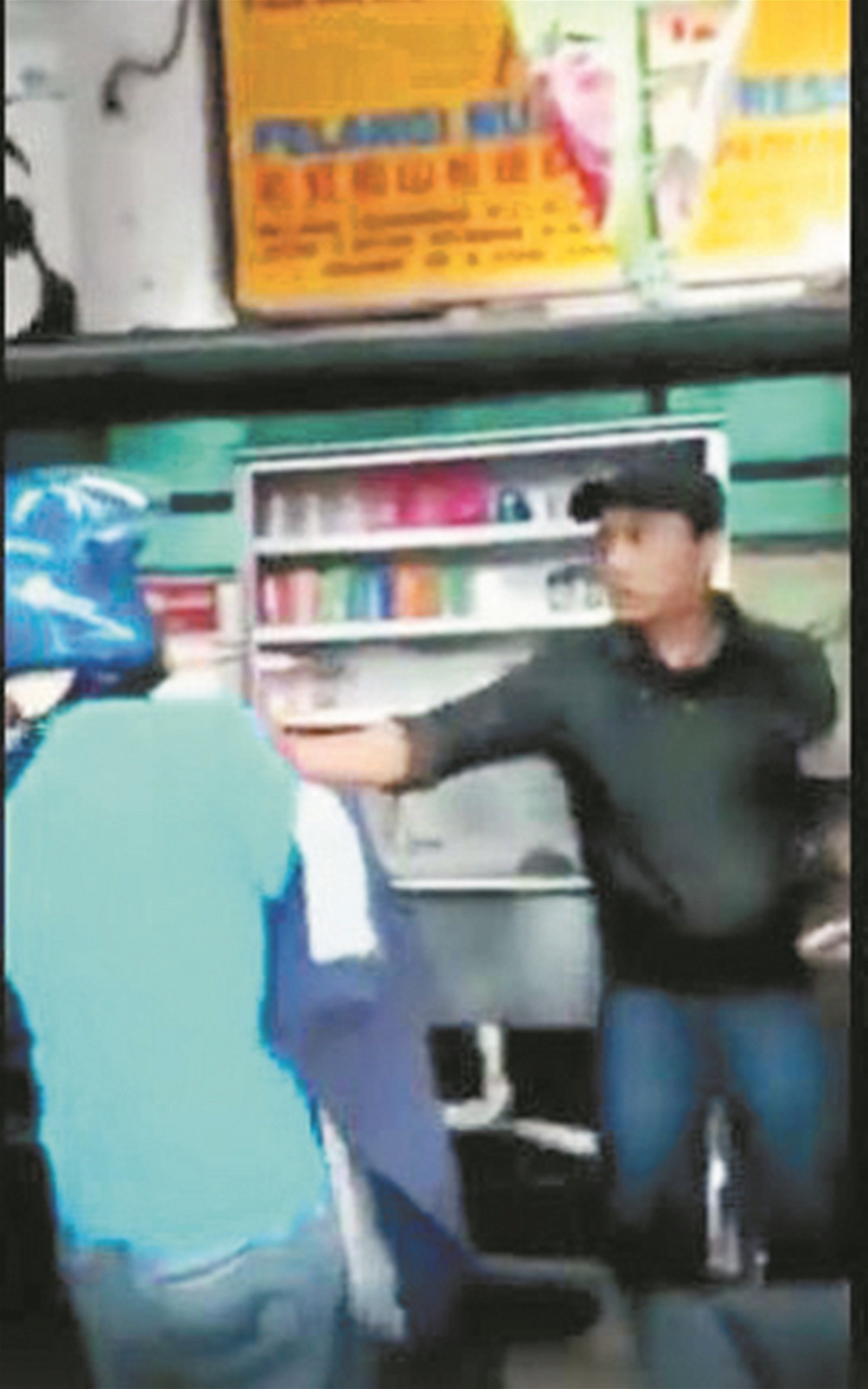 穿黑色夹克男子（右）谴责疑在大庭广众用头盔打妻子的蓝衣男。