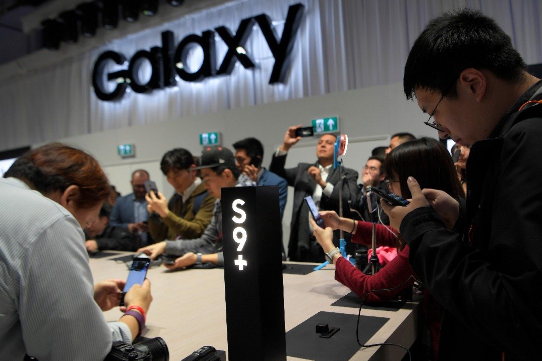 韩国三星作为美国苹果公司的主要竞争者，周日率先推出Galaxy系列的最新几款S9和S9+ 。在三星的展区，聚集了不少出席大会的传媒记者和科技界人士，试用S9+ 。