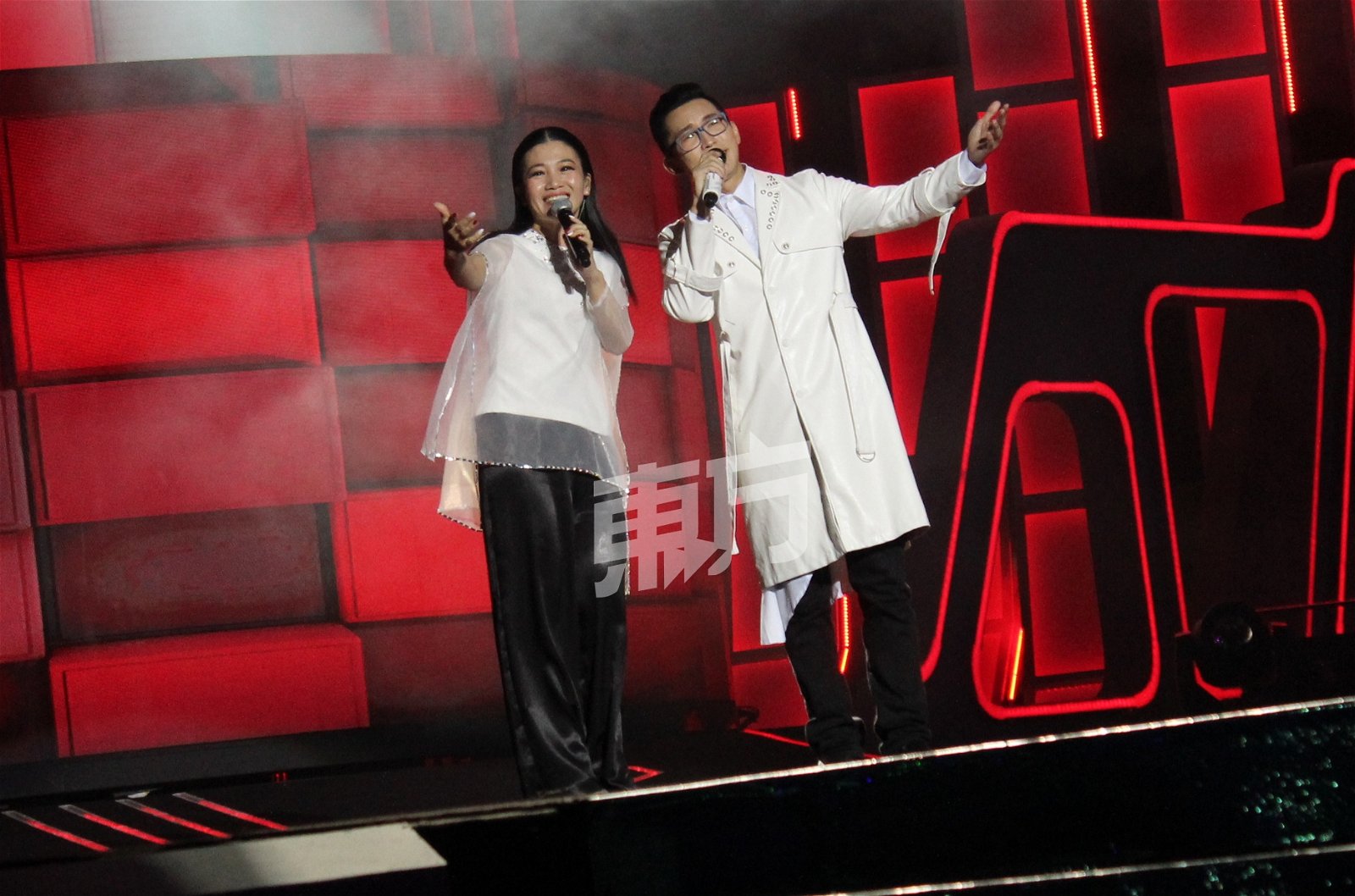 郑综宪与终极守护者黄妃合唱《甜甜甜》， 甜蜜的歌声穿透现场。