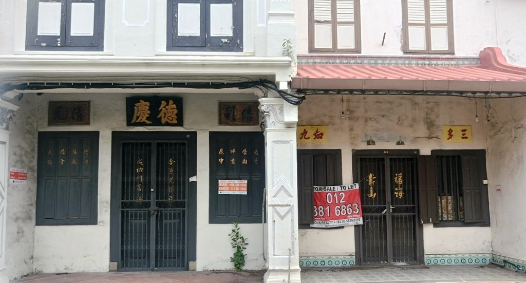 甲世遗核心区多条街道，存在老店屋被空置的问题，包括荷兰街具峇峇特色建筑的单位，是因租金过高，而业主也在等待适合的租户。