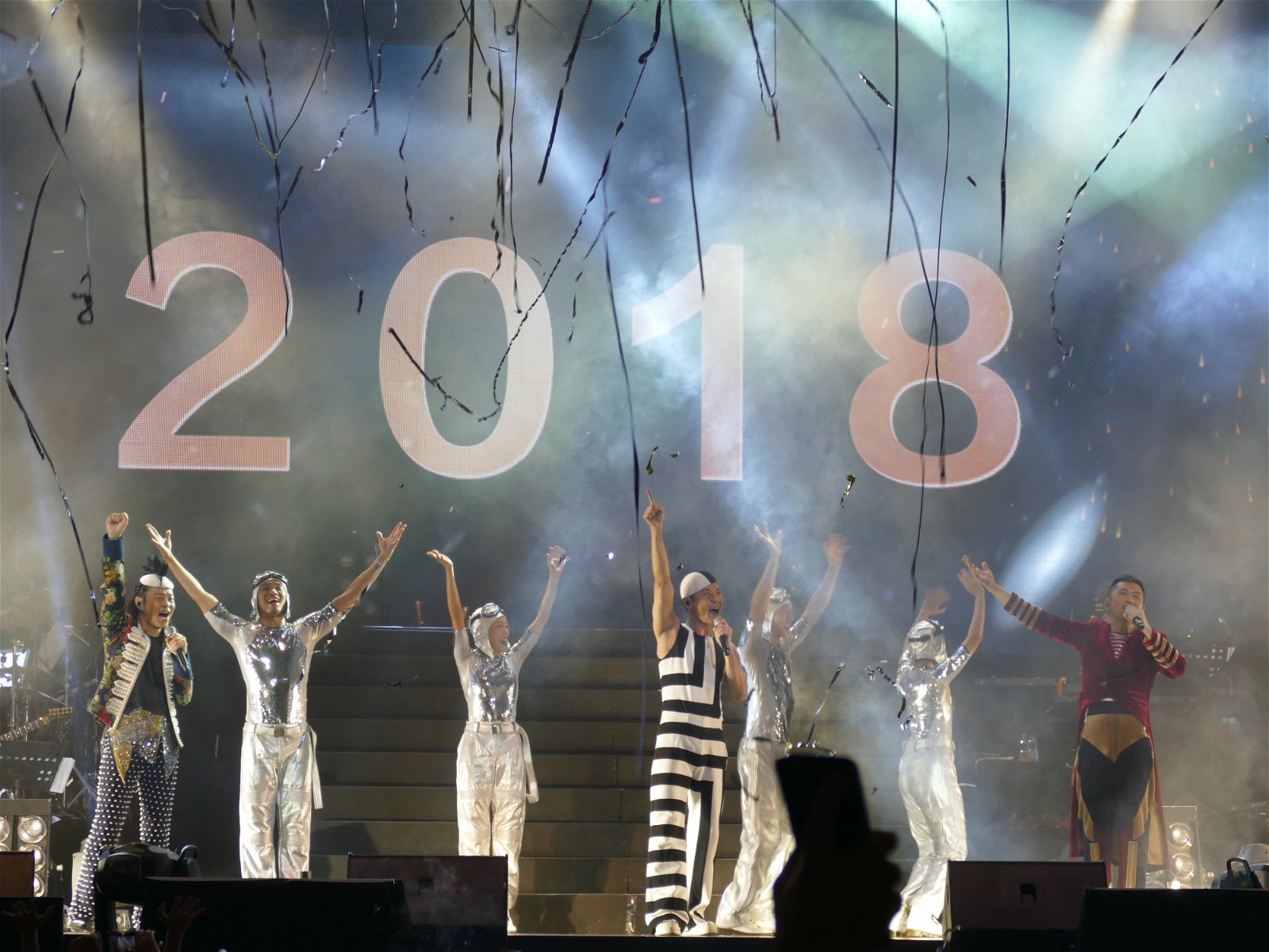迎来20 18 年的第一天， 草蜢为现场歌迷献上祝福，希望新的一年里，接下来的每一天开心快乐。