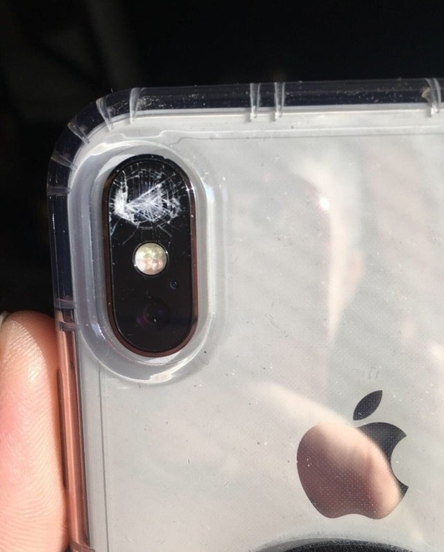 台湾网民摔裂iPhone X主镜头，感叹原厂维修费非常贵。