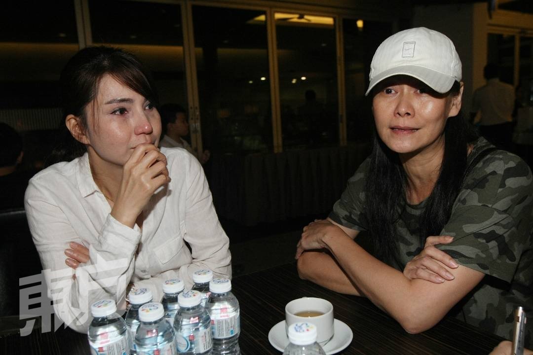 吕爱琼（ 右） 哽咽表示在拍《8 8Kopitiam》时，很担心傅志坚病情，但对方并没有向剧组提出特别要求，而陈美娥则表示，在傅志坚情况良好时，曾当过她的司机。