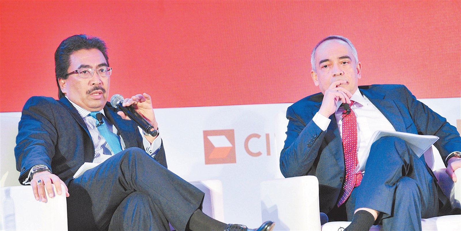 佐哈里（左）和纳西尔在联昌国际第10届大马企业日，针对国家经济课题进行对谈。