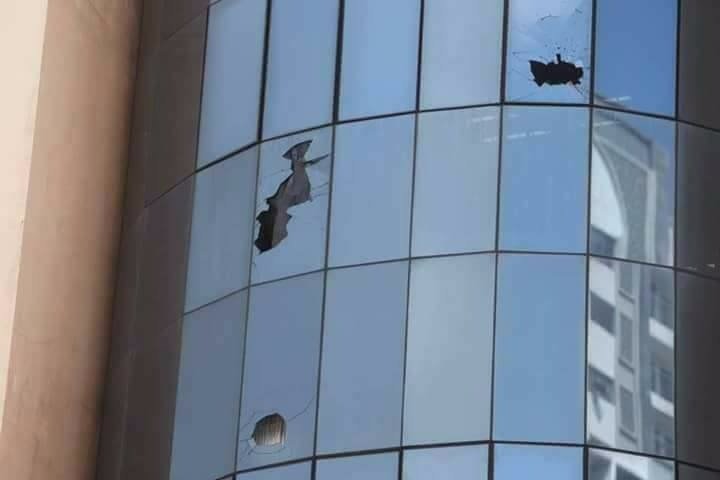 基督教堂2楼的玻璃窗，被相信是汽油弹的物体砸破。