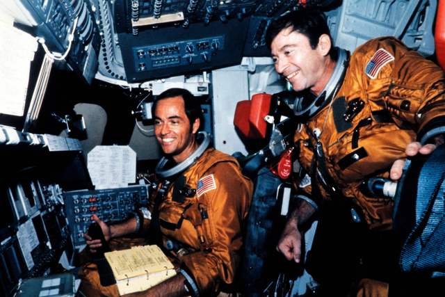 约翰杨（右）与同事克里本搭乘NASA首艘太空梭哥伦比亚，1981年4月11日出发前合影。　法新社