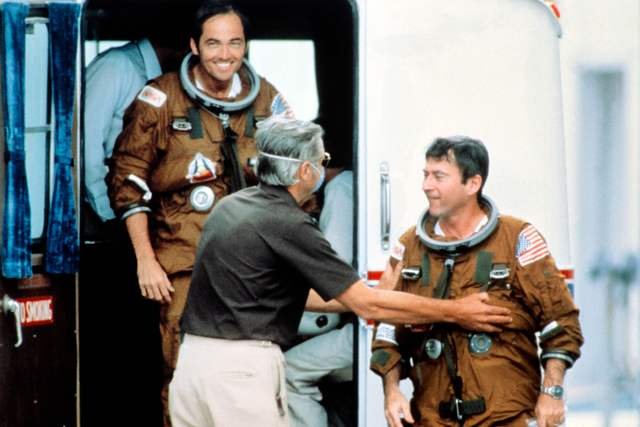 1981年4月13日，约翰杨（右）与同事克里本完成首次太空梭任务，安返地面。　法新社