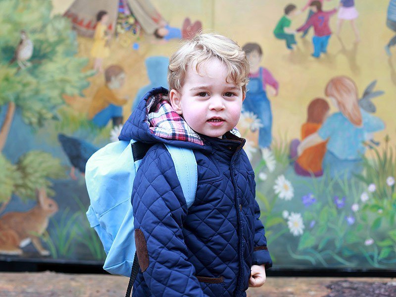 乔治王子第一天幼儿园，凯特王妃也亲自拍照。