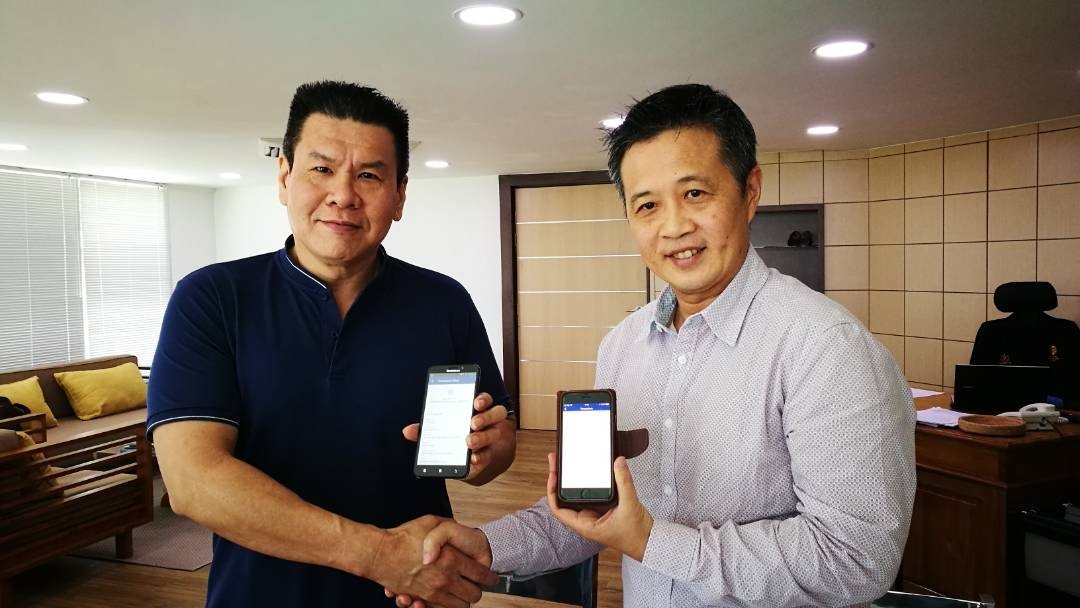 陈伟显（左）透过智能手机上的Luno交易平台，转账其时市值3883令吉的0.05枚比特币订金予于国坚（右）。