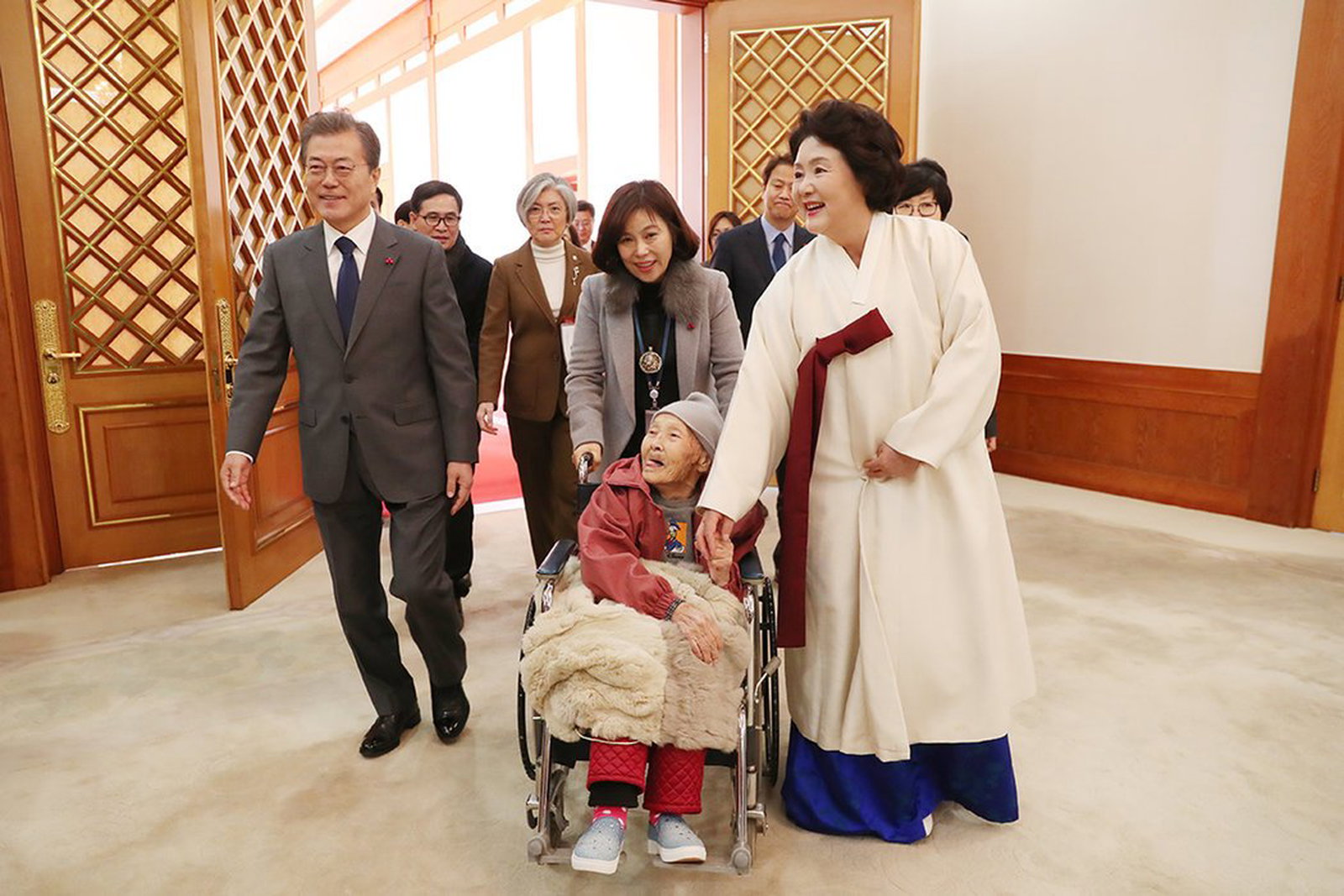 文在寅（左）上周在青瓦台会见前韩国慰安妇。