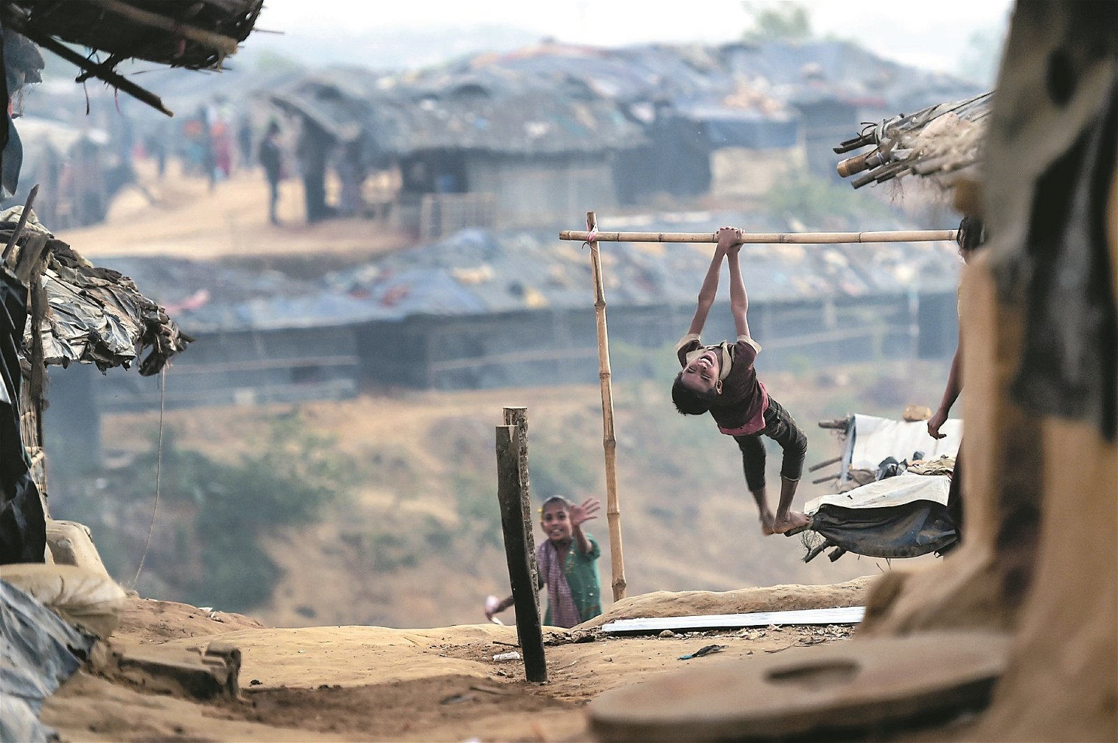 罗兴亚危机自去年8月25日爆发以来，有逾65万罗兴亚人逃离缅甸。缅甸政府称8月的军事行动，是回应罗兴亚武装分子的袭击。图为逃到孟加拉国的一名罗兴亚男孩，在难民营外游戏。