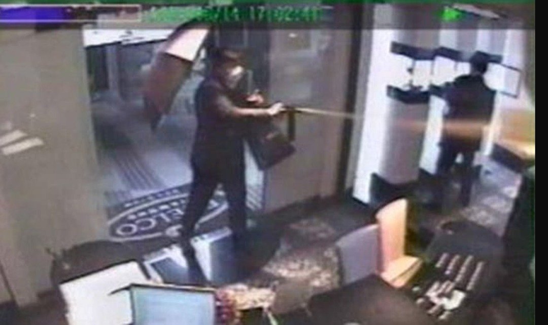 法国警方正调查恶名昭彰的珠宝盗窃集团“粉红豹”，是否为此次劫案的幕后主谋。图为日本东京一家珠宝店的闭路电视，拍下“粉红豹”成员曾在该店犯案的画面。