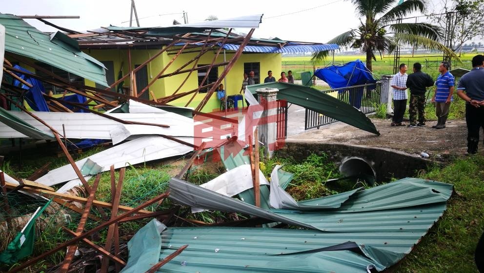 周三晚一场风灾，导致伊斯兰党在槟榔东海创办的学前教育中心兼大选行动室坍塌，所幸没伤及任何人。（摄影：廖丽宁）