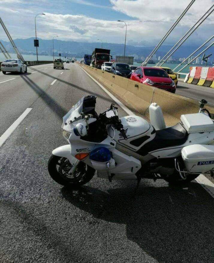 事发后，交警的摩哆停在槟城大桥。（图取自Penang Kini网站）