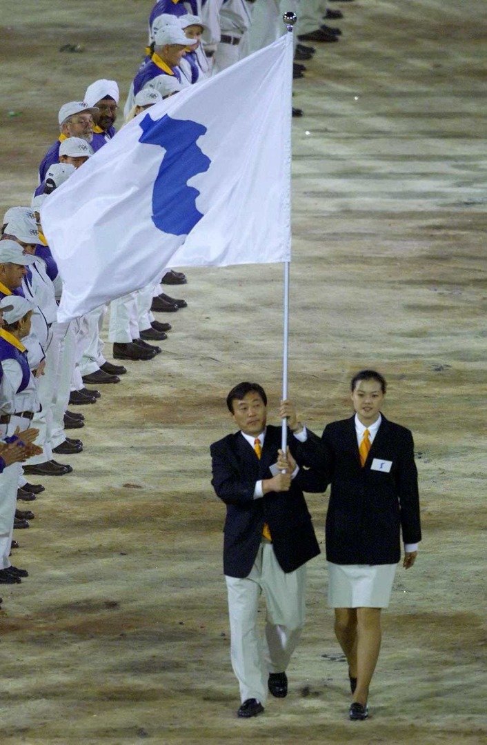 韩朝代表队2000年在悉尼奥运举著“统一旗”一起进场。