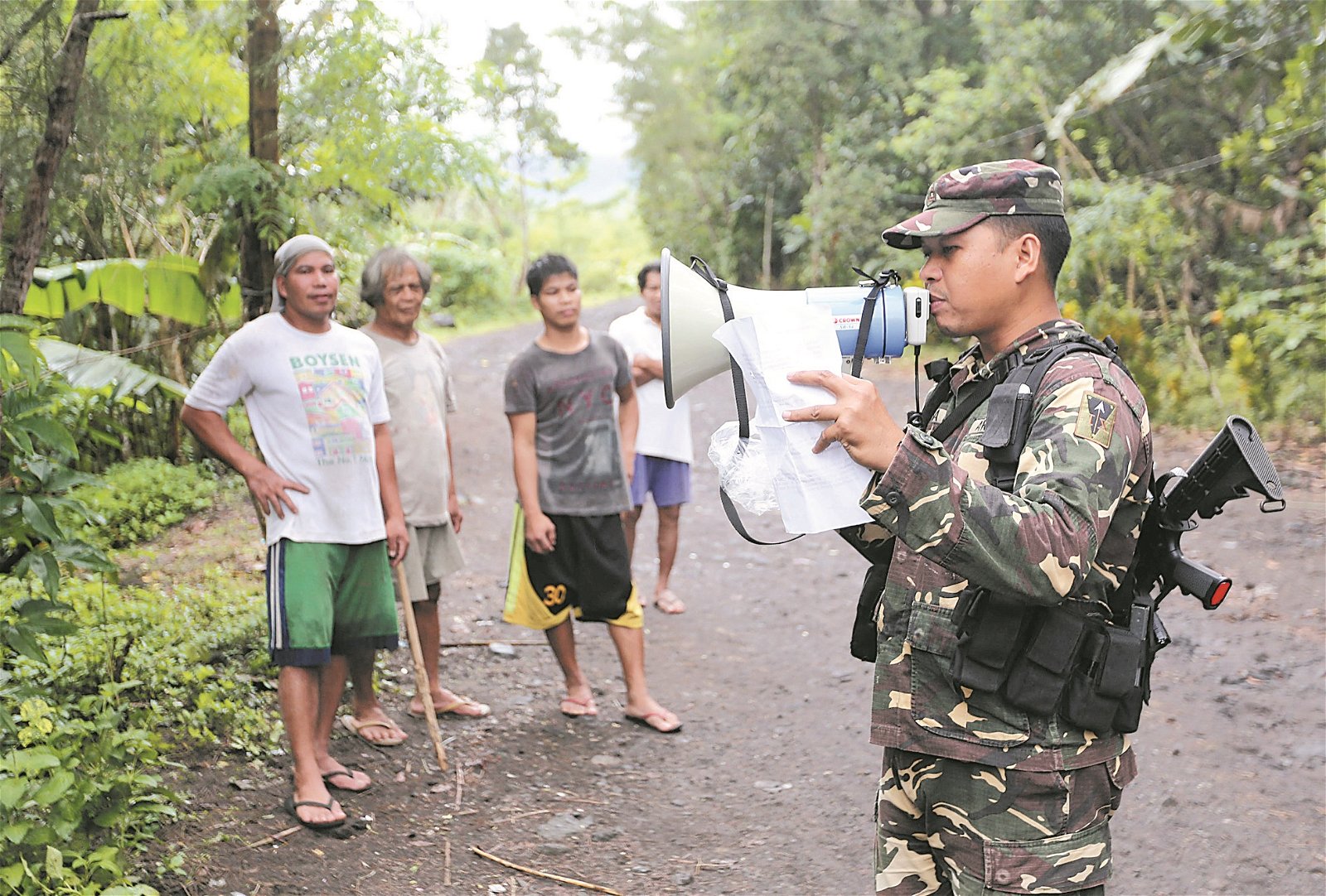 马荣火山持续喷发，情况危急，菲律宾军人使用扩音器，尝试说服巴东镇居民，赶紧撤离家园。