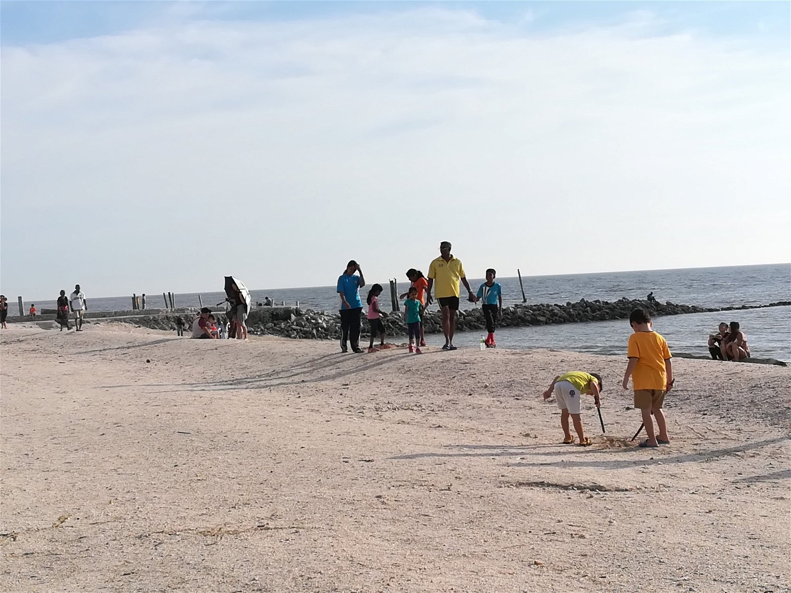 热浪沙滩是适耕庄著名景点之一，是游客前来“鱼米之乡”必来的一站。