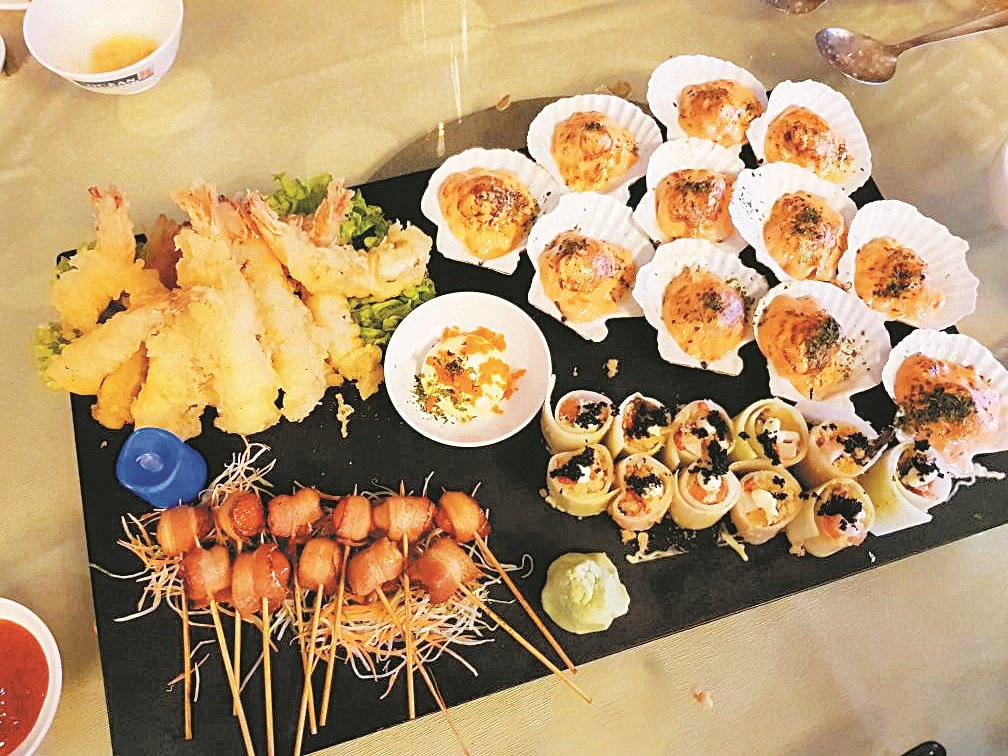 峇株巴辖海洋酒楼所提供的收工宴餐点配套结合了日式的菜色，包括日式拼盘，内有带子、手工海鲜黄瓜卷、培垠小番茄及天妇罗虾等。