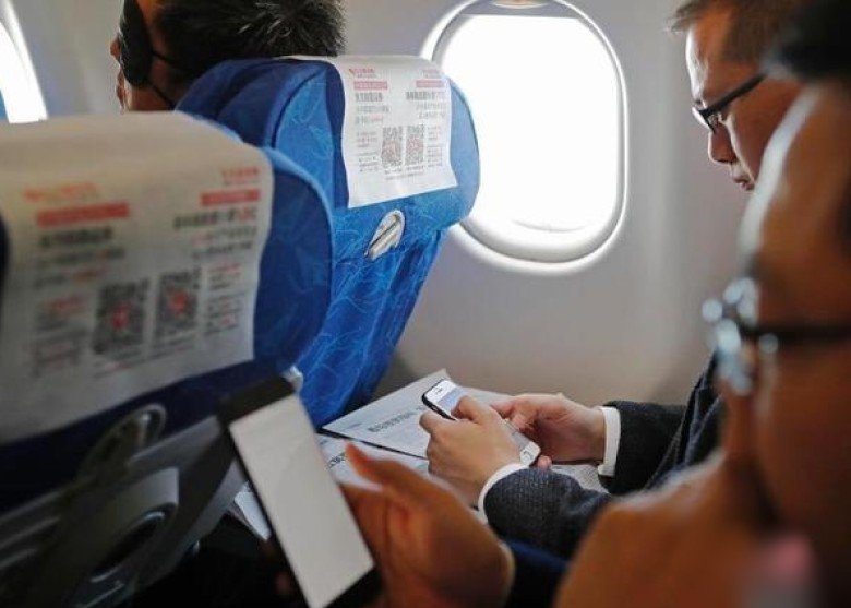 旅客体验空中WiFi。