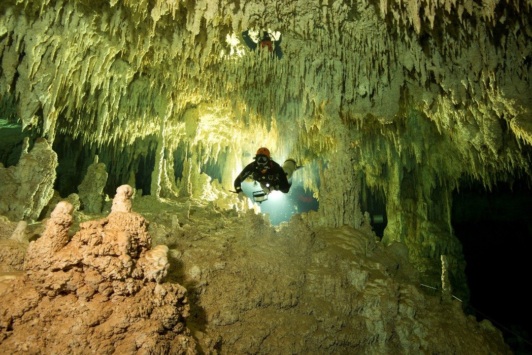 一名潜水员在测量“白色洞穴”水下洞穴的长度。