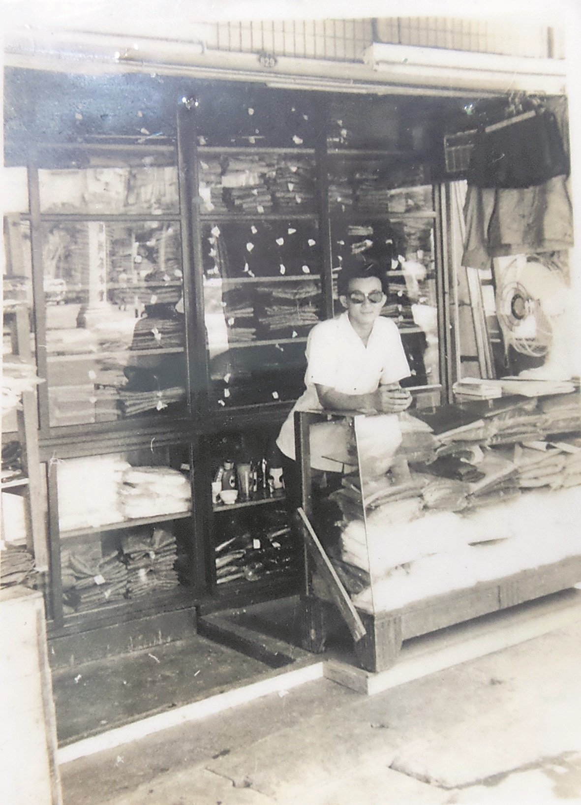 郑赐禄在第一间小店所拍的黑白照片，仍完好保存至今。