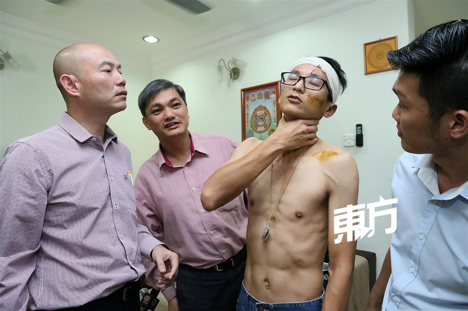 黄耀明（右2）指，案发当时，有人掐住他的颈项，还有数人在围殴他。左起林立迎及贝荣强。