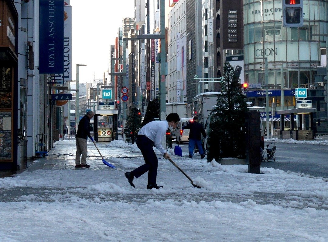 日本东京日前降下的大雪尚未完全溶解，当地居民周二还在清理积雪之际，日本气象协会周三发出超强寒流警告，全国部分地区周四起预料会降下大雪。