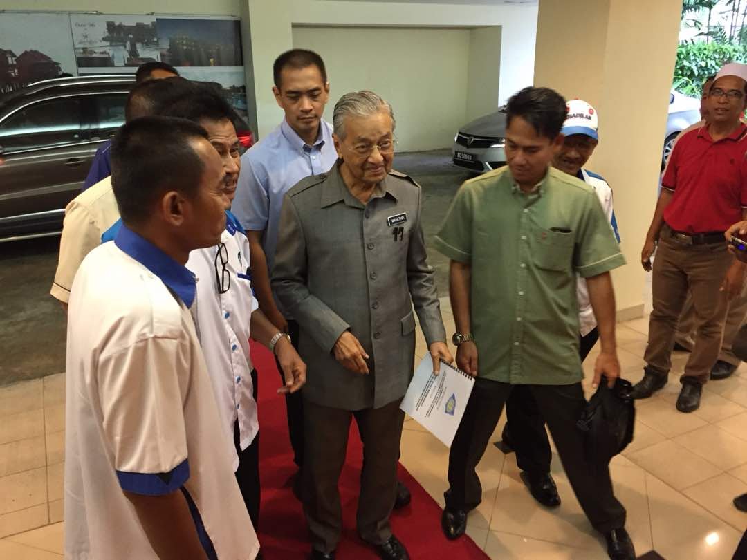 马哈迪抵达浮罗交怡海浪渡假村会议室，与浮罗交怡土著团结党领袖。（摄影：吴维康）